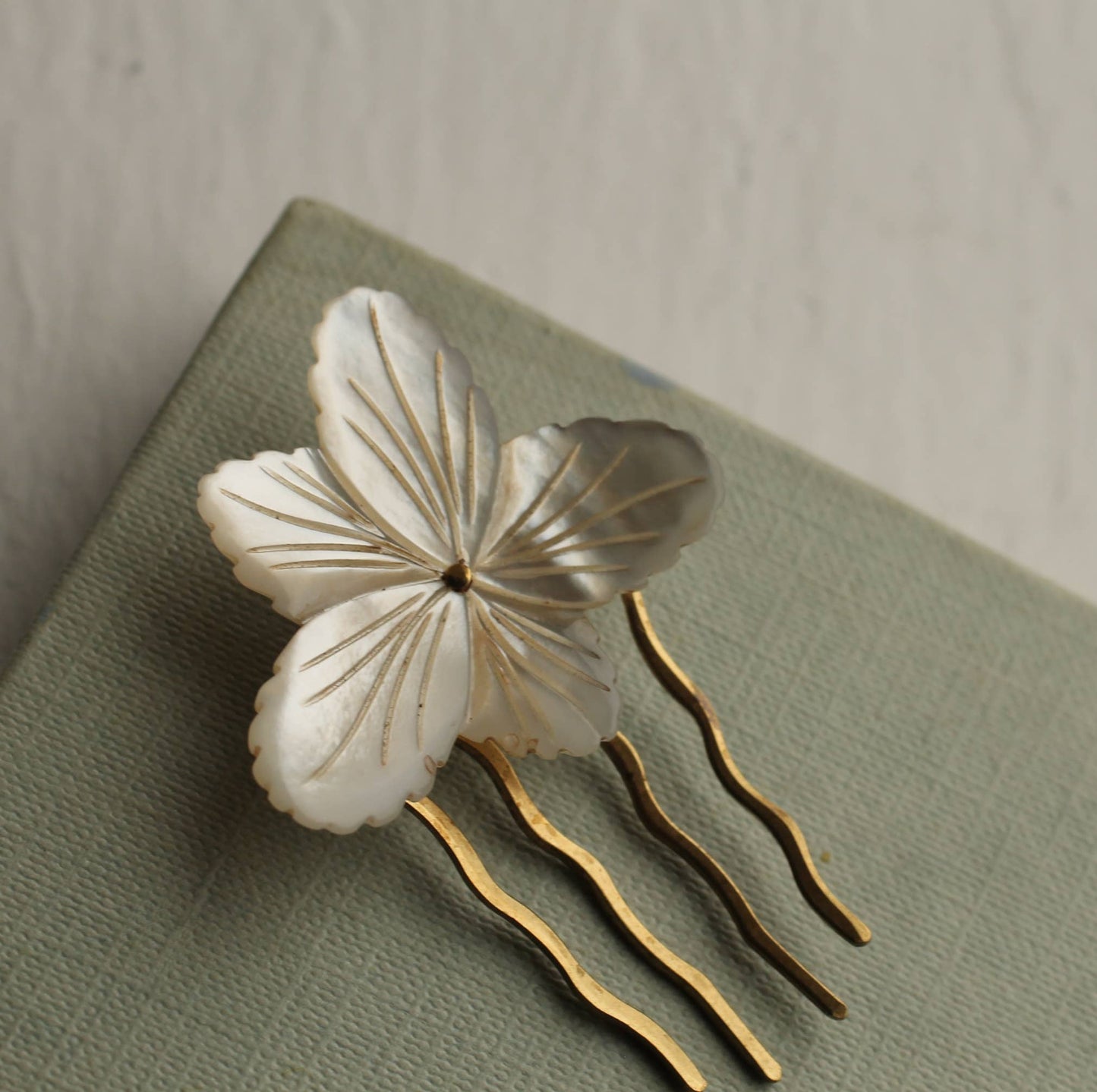 Mother Or Pearl Flower Comb